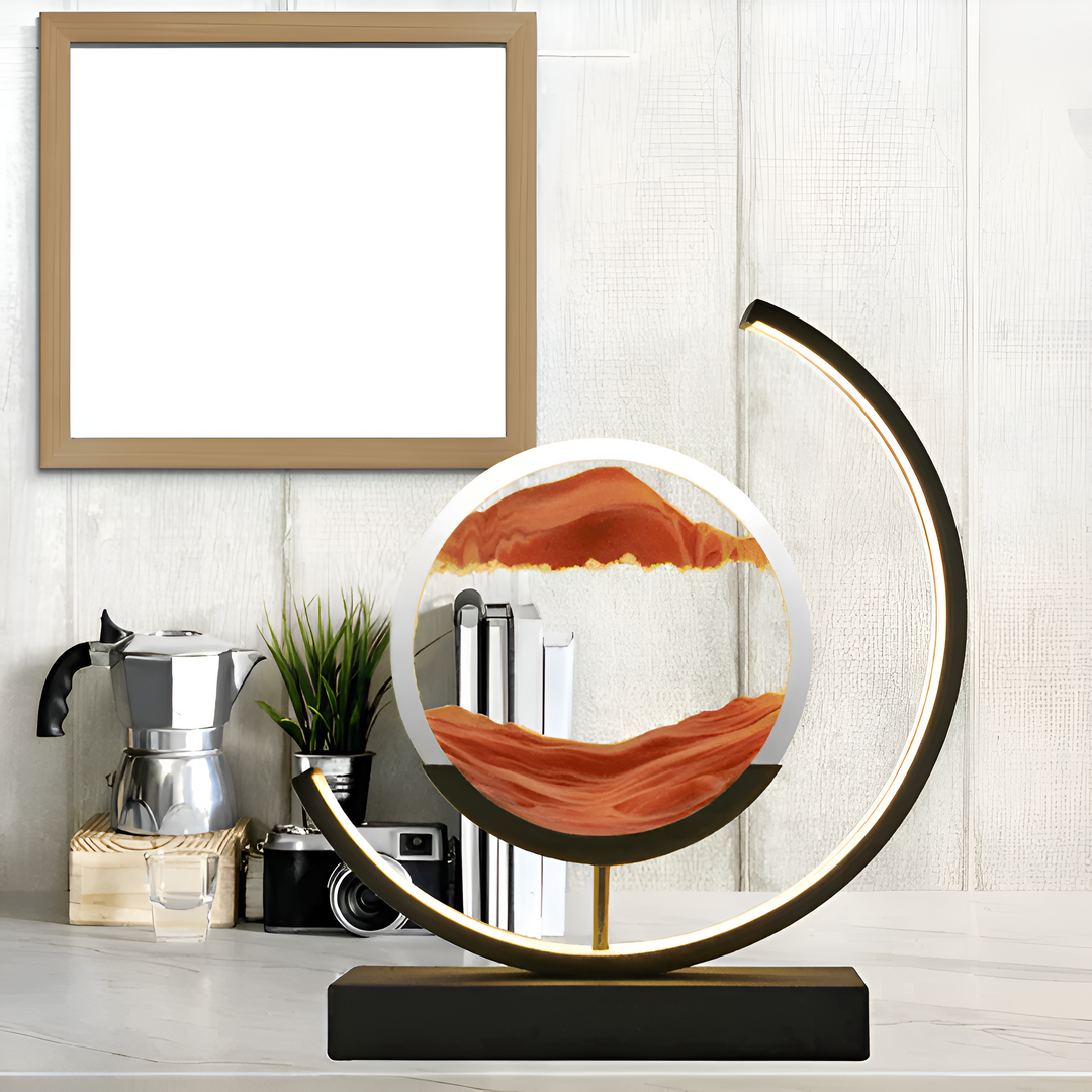 "Dimbar LED-sandlampa med fjärrkontroll, elegant design, avkopplande ljusspel, metall och glas, finns i flera färger."