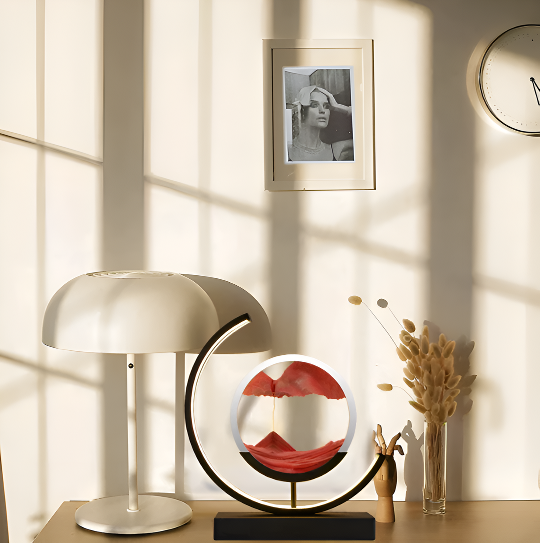 "Dimbar LED-sandlampa med fjärrkontroll, elegant design, avkopplande ljusspel, metall och glas, finns i flera färger."