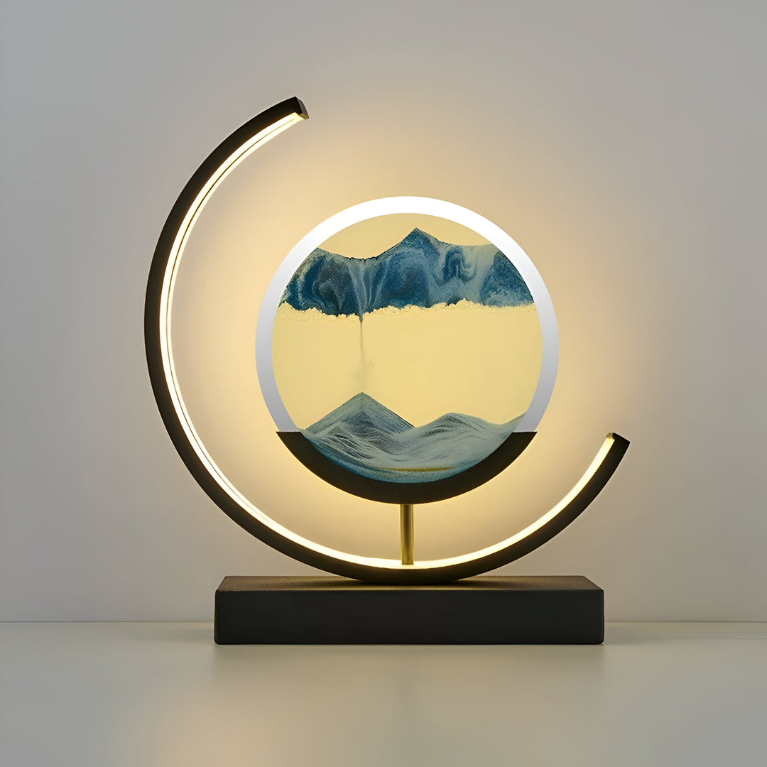 "Dimbar LED-sandlampa med fjärrkontroll, elegant design, avkopplande ljusspel, metall och glas, finns i flera färger."