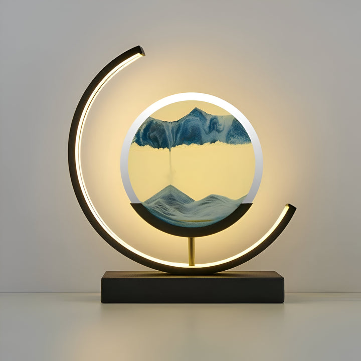 "Dimbar LED-sandlampa med fjärrkontroll, elegant design, avkopplande ljusspel, metall och glas, finns i flera färger."