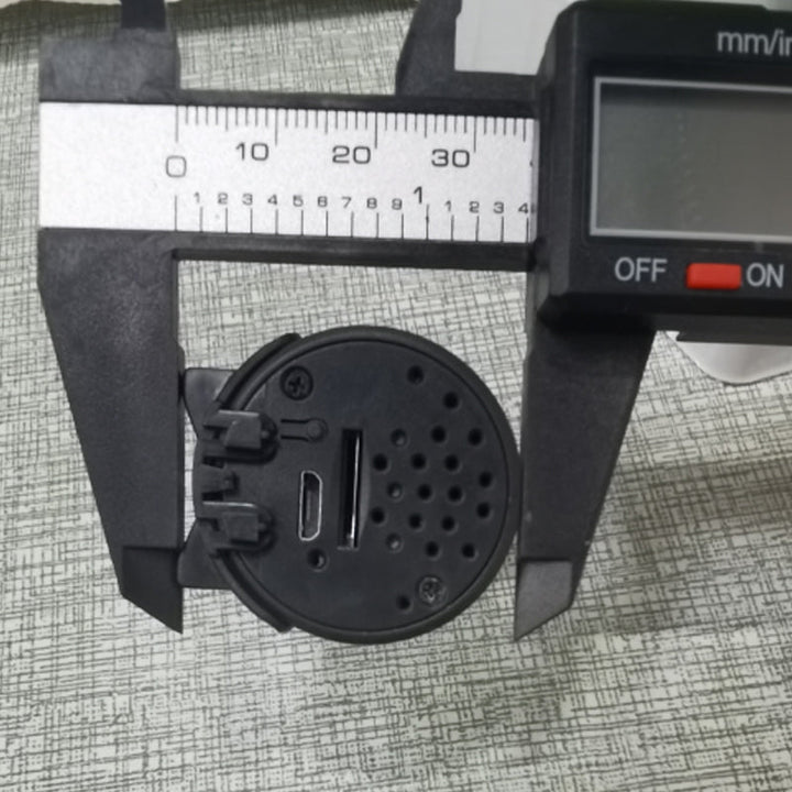 "Diskret svart mini WiFi-kamera för hemövervakning, 1080P HD, elegant design, mörkerseende och rörelsedetektion."