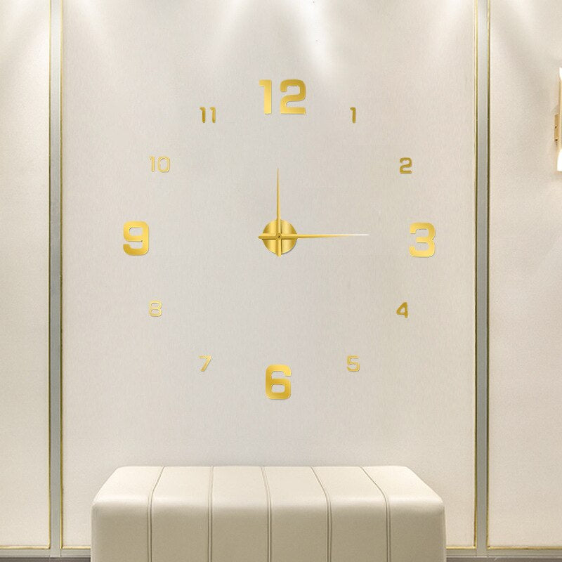"DIY väggklocka för hemmet i svart, rött och guld, justerbar storlek, kreativ design för en unik och modern inredning."
