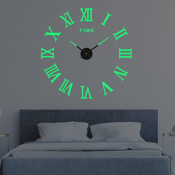 "DIY väggklocka för hemmet i svart, rött och guld, justerbar storlek, kreativ design för en unik och modern inredning."