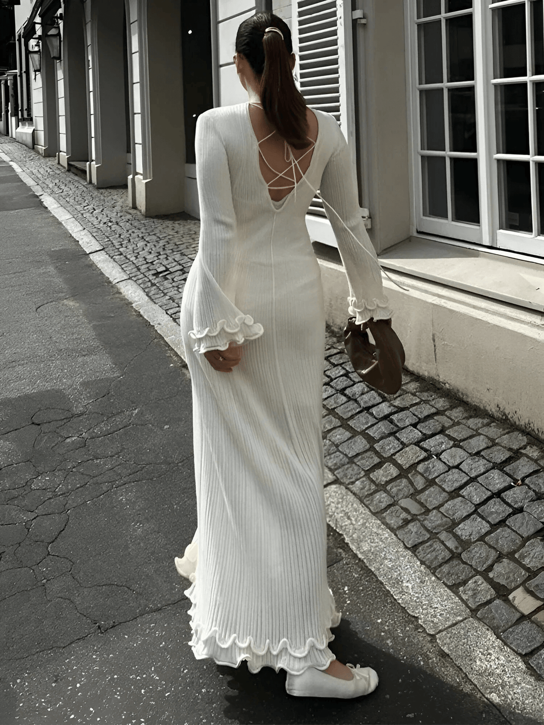 Elegant klänning med trumpetärmar