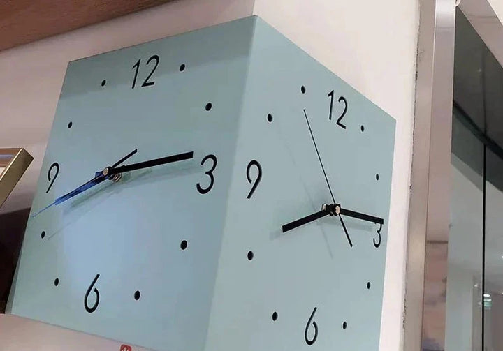 "Dubbel sidig hörnväggklocka med elegant metallisk yta, detaljerade siffror och visare. Klockans färg: grön, gul, rosa, vit."