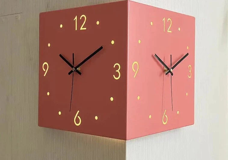 "Dubbel sidig hörnväggklocka med elegant metallisk yta, detaljerade siffror och visare. Klockans färg: grön, gul, rosa, vit."