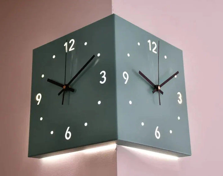 "Dubbel sidig hörnväggklocka med elegant metallisk yta, detaljerade siffror och visare. Klockans färg: grön, gul, rosa, vit."