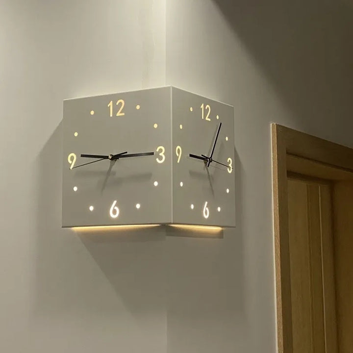 "Dubbel sidig hörnväggklocka med elegant metallisk yta, detaljerade siffror och visare. Klockans färg: grön, gul, rosa, vit."