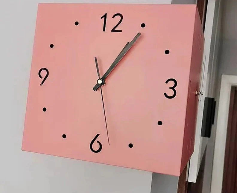 "Dubbel sidig hörnväggklocka med elegant metallisk yta, detaljerade siffror och visare. Klockans färg: grön, gul, rosa, vit."