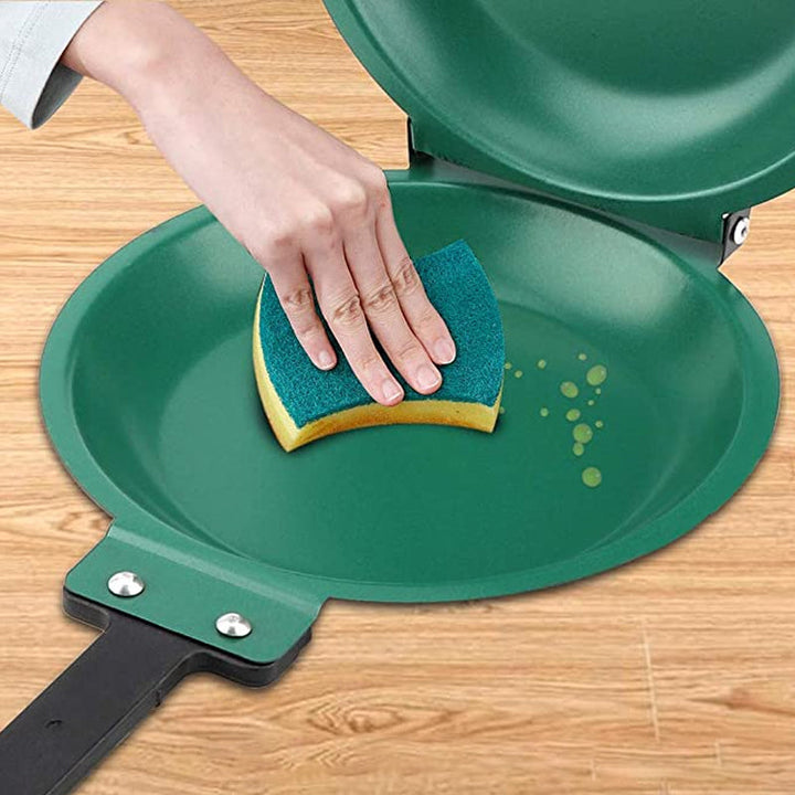 "Dubbelsidig grönt nonstickstekpanna med titanbeläggning och hjälphandtag, perfekt för fettfri matlagning."