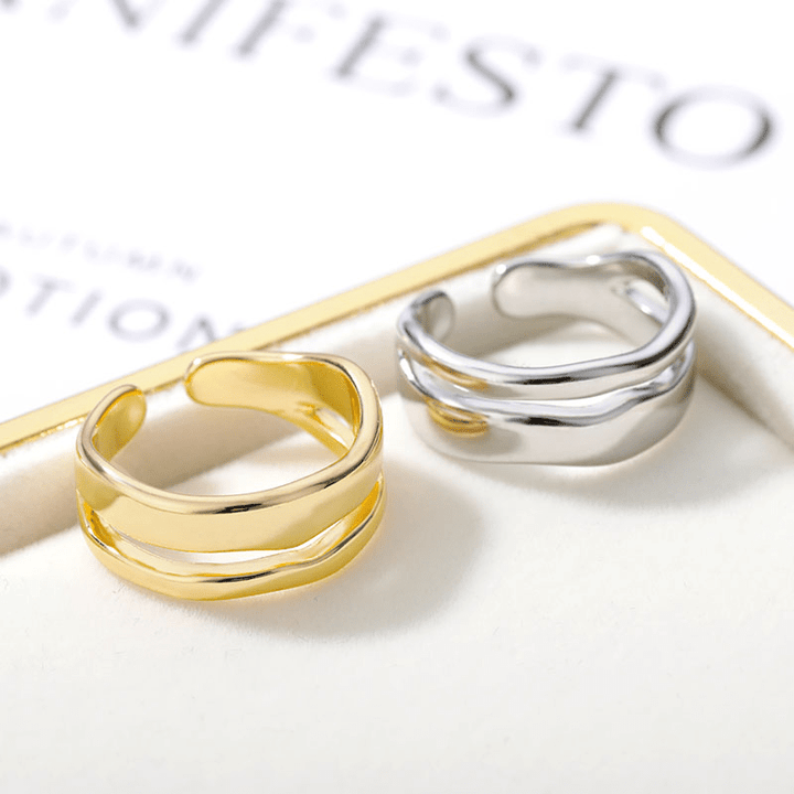 "Dubbelsidig justerbar ring för kvinnor med geometriska former, elegant design i vitguld, guld och silver."