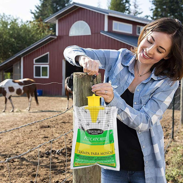 Effektiv flugfångare utomhus i engångsväska, grön plast med snörning, tar bort flugor i trädgård eller ladugård.