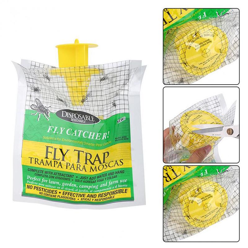Effektiv flugfångare utomhus i engångsväska, grön plast med snörning, tar bort flugor i trädgård eller ladugård.