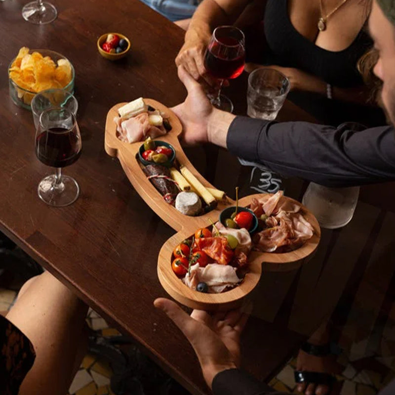 "Elegant aperitifbricka i naturligt trä med tre stora utgrävda utrymmen, perfekt för kök och serveringstillfällen."
