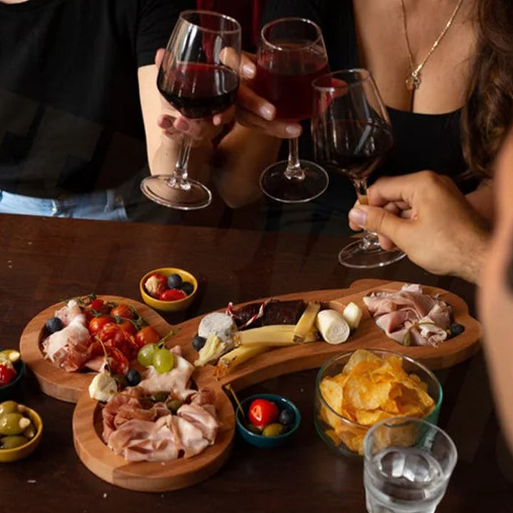 "Elegant aperitifbricka i naturligt trä med tre stora utgrävda utrymmen, perfekt för kök och serveringstillfällen."
