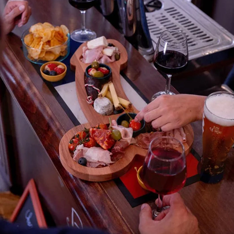 "Elegant aperitifbricka i naturligt trä med tre stora utgrävda utrymmen, perfekt för kök och serveringstillfällen."