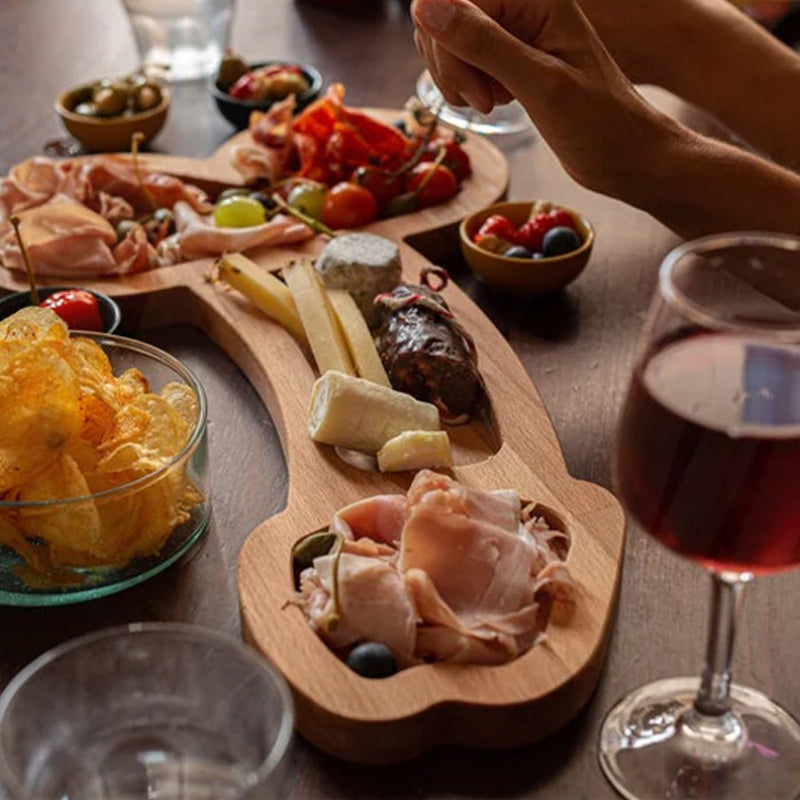 "Elegant aperitifbricka i naturligt trä med tre stora utgrävda utrymmen, perfekt för kök och serveringstillfällen."