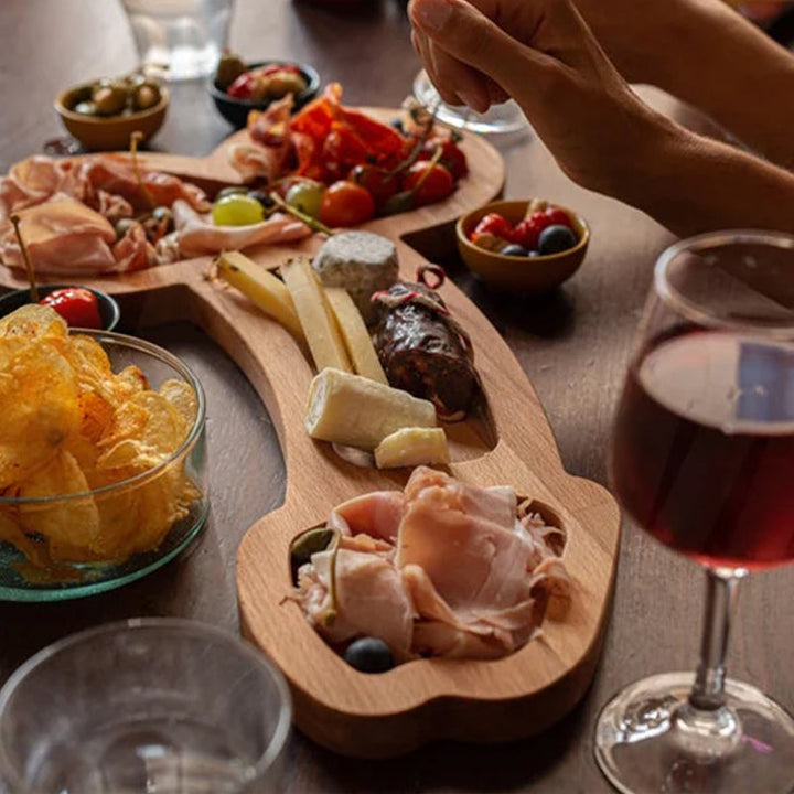 "Elegant aperitifbricka i naturligt trä med tre stora utgrävda utrymmen, perfekt för kök och serveringstillfällen."