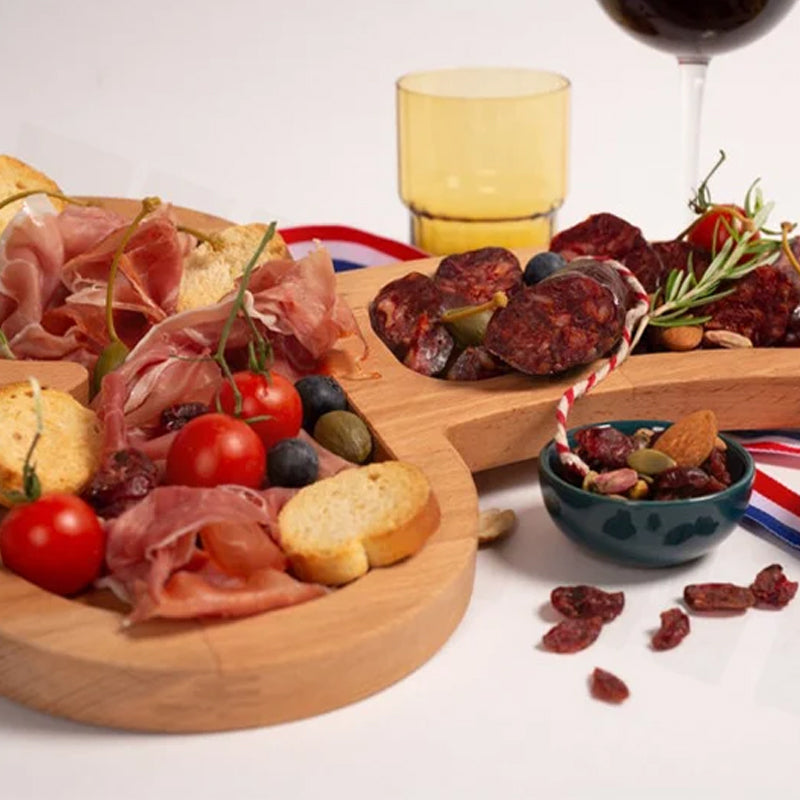 "Elegant aperitifbricka i naturligt trä med tre stora utgrävda utrymmen, perfekt för kök och serveringstillfällen."