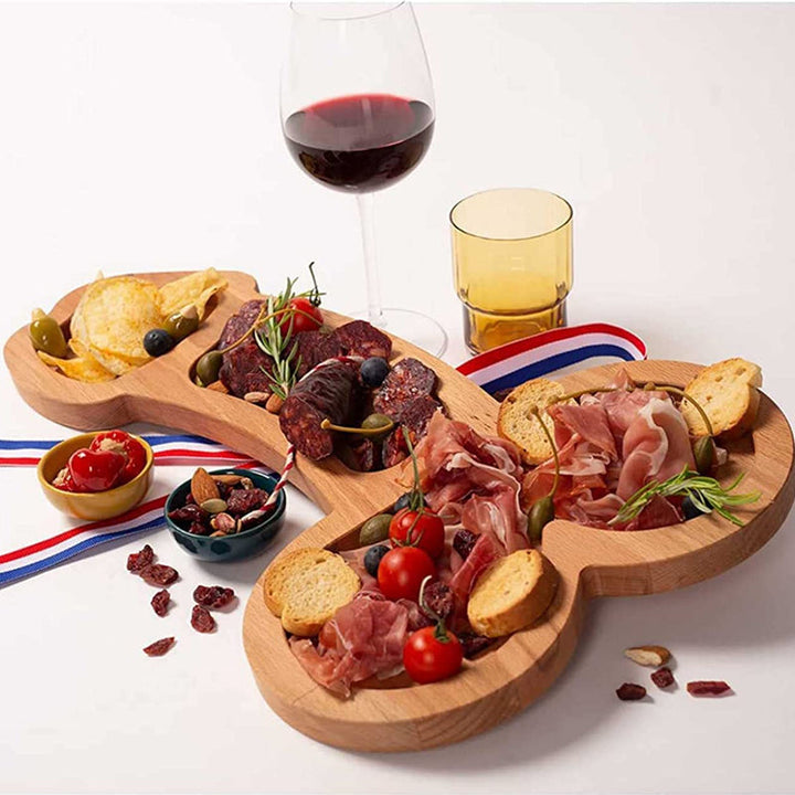"Elegant aperitifbricka i naturligt trä med tre stora utgrävda utrymmen, perfekt för kök och serveringstillfällen."