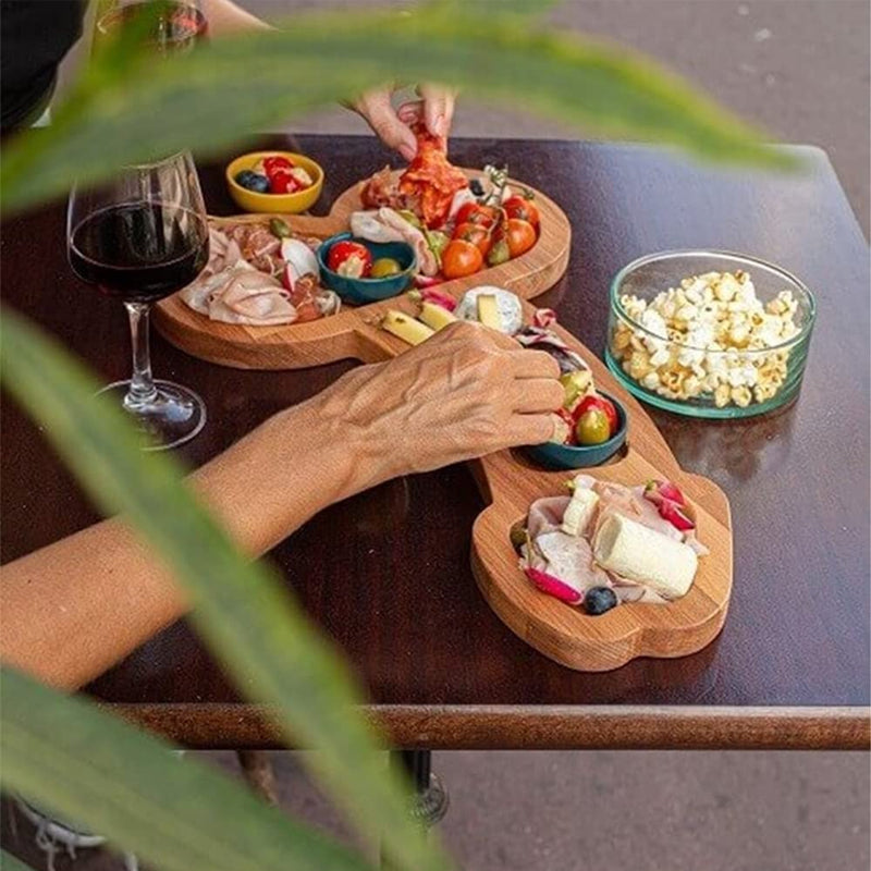 "Elegant aperitifbricka i naturligt trä med tre stora utgrävda utrymmen, perfekt för kök och serveringstillfällen."