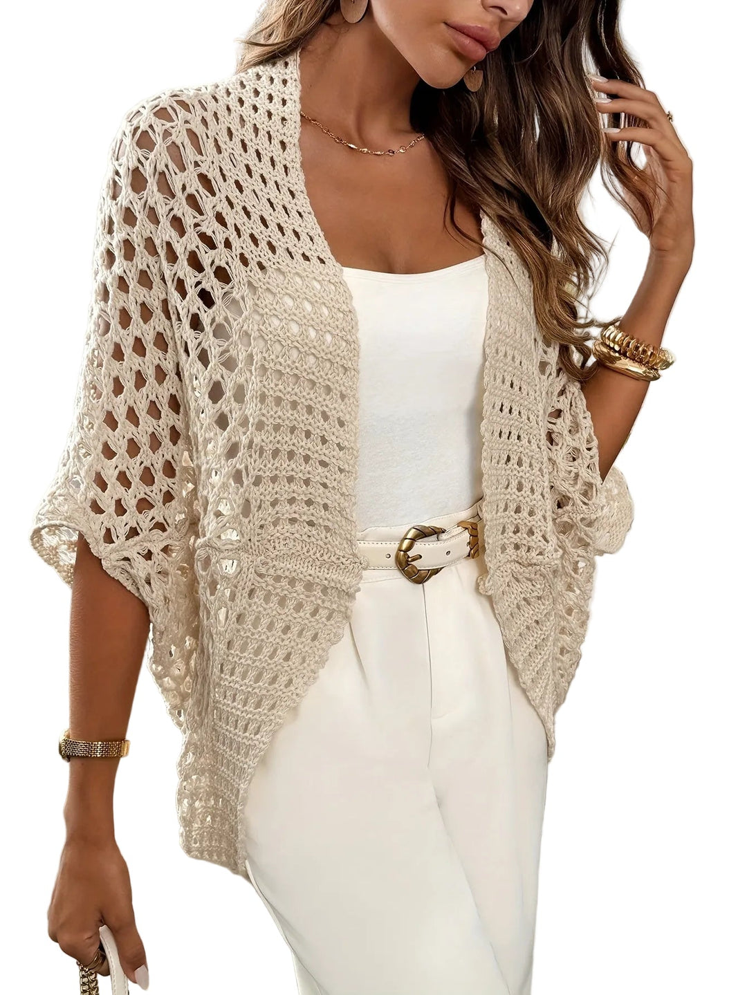 Elegant beige draperad vinterkofta för dam, mjuk och ledig i flödande tyg.