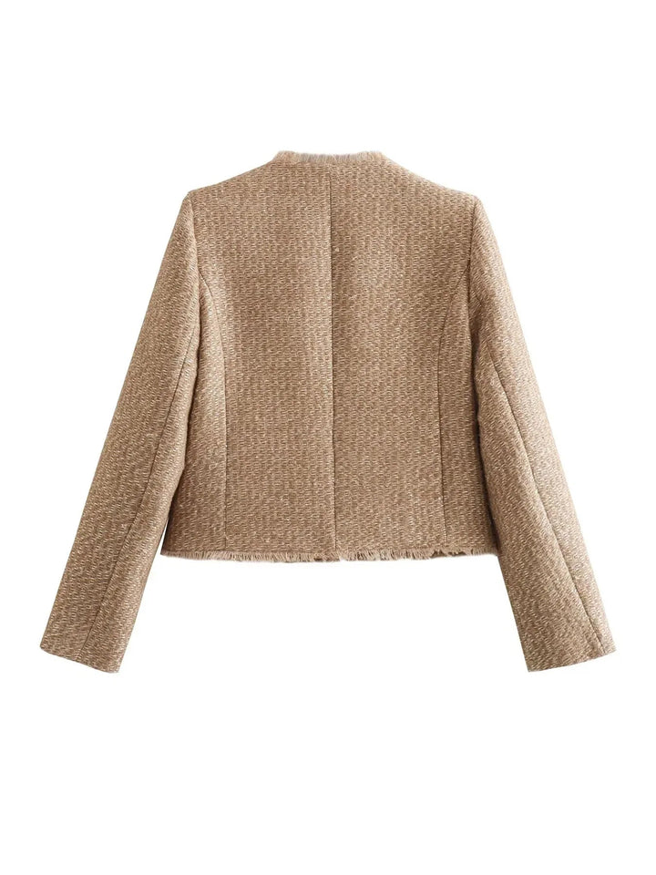 "Elegant beige tweedjacka för kvinnor, Luna, med guldglänsande detaljer och klassisk design. Perfekt för alla tillfällen."