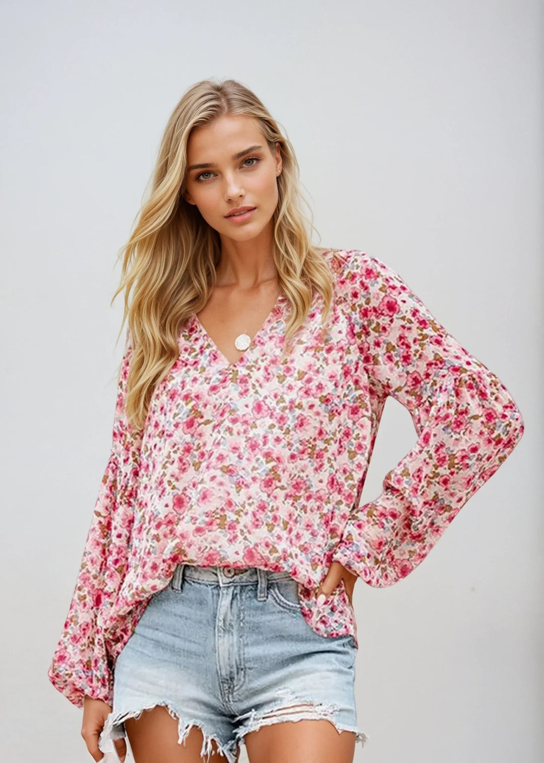 "Elegant blommig blus i lätt och mjukt material med avslappnad passform, perfekt för både vardag och kontor."