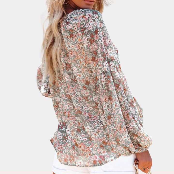 "Elegant blommig blus i lätt och mjukt material med avslappnad passform, perfekt för både vardag och kontor."