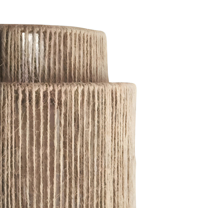 "Elegant boho hampavägglampa med rottingdetaljer, handgjord design som ger ett lugnande sken och naturlig atmosfär."