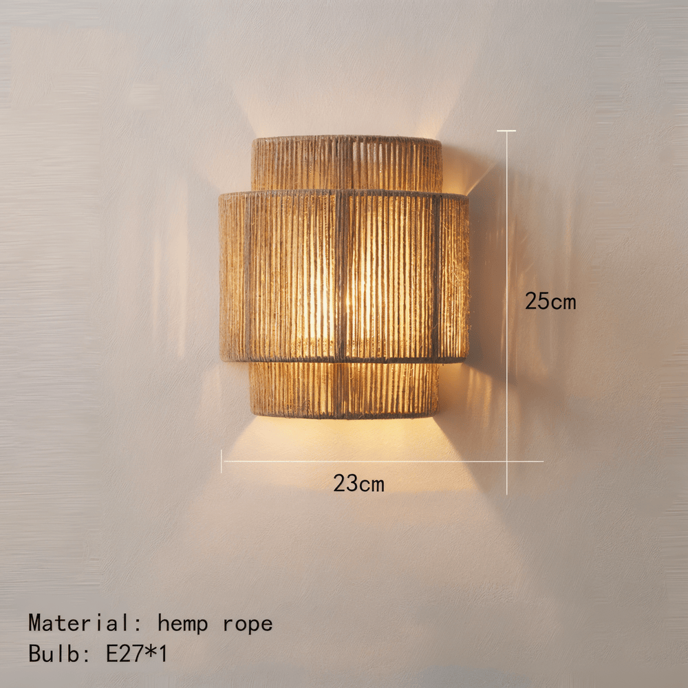 "Elegant boho hampavägglampa med rottingdetaljer, handgjord design som ger ett lugnande sken och naturlig atmosfär."