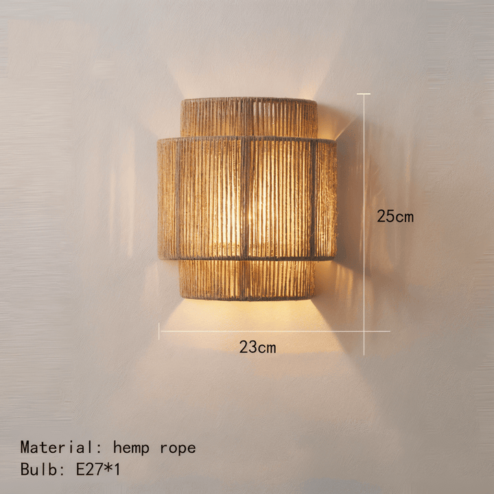 "Elegant boho hampavägglampa med rottingdetaljer, handgjord design som ger ett lugnande sken och naturlig atmosfär."
