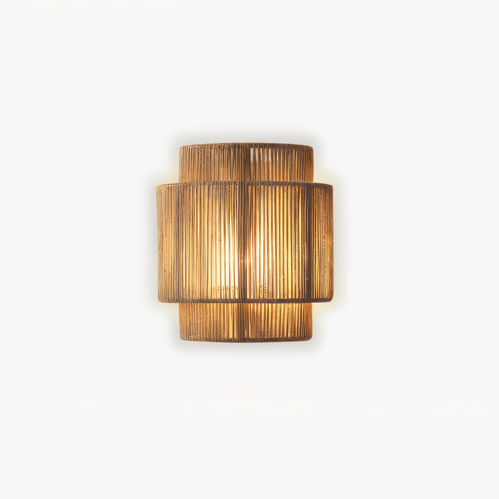 "Elegant boho hampavägglampa med rottingdetaljer, handgjord design som ger ett lugnande sken och naturlig atmosfär."