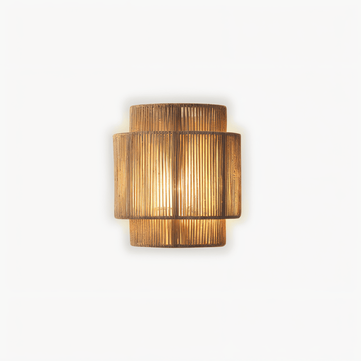 "Elegant boho hampavägglampa med rottingdetaljer, handgjord design som ger ett lugnande sken och naturlig atmosfär."