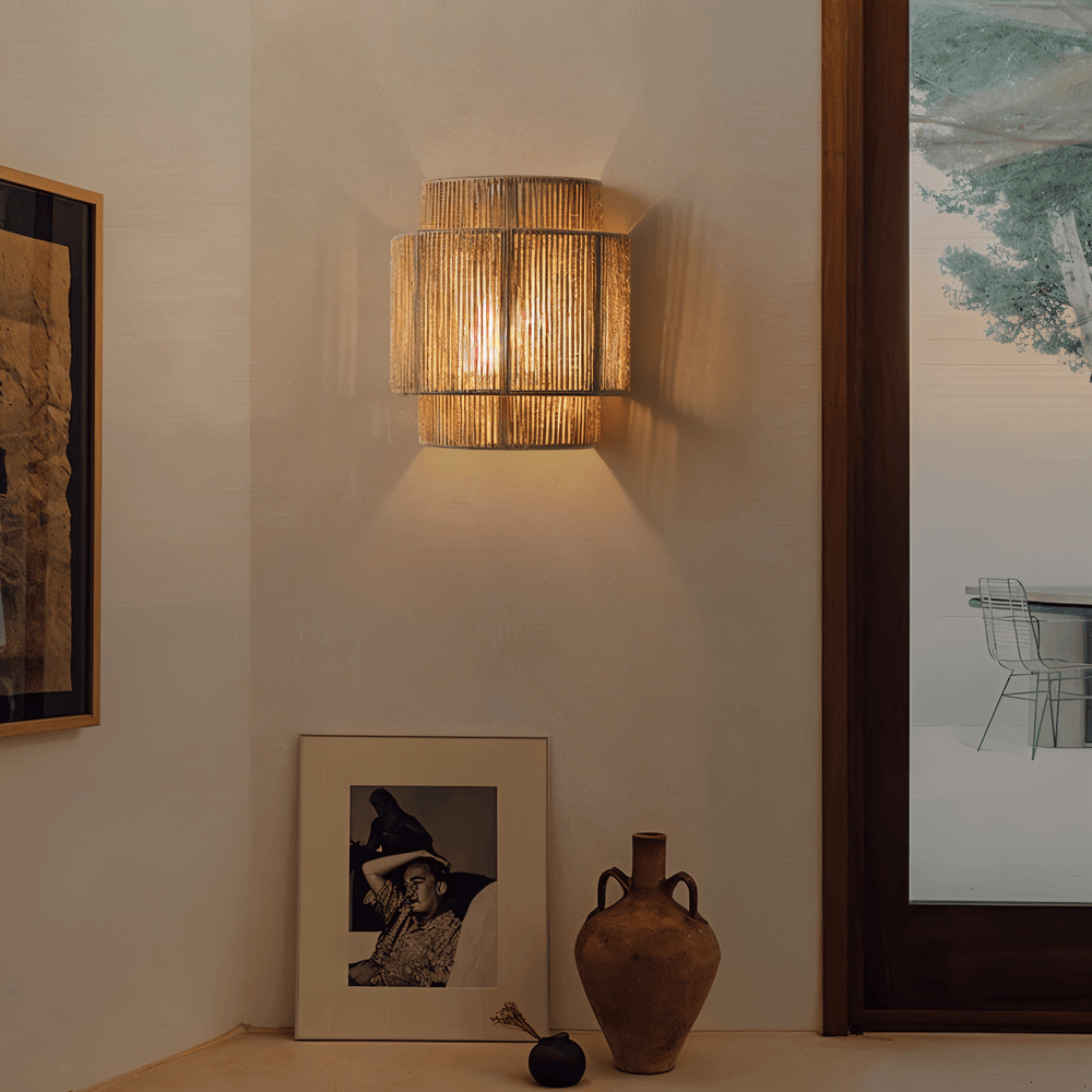 "Elegant boho hampavägglampa med rottingdetaljer, handgjord design som ger ett lugnande sken och naturlig atmosfär."
