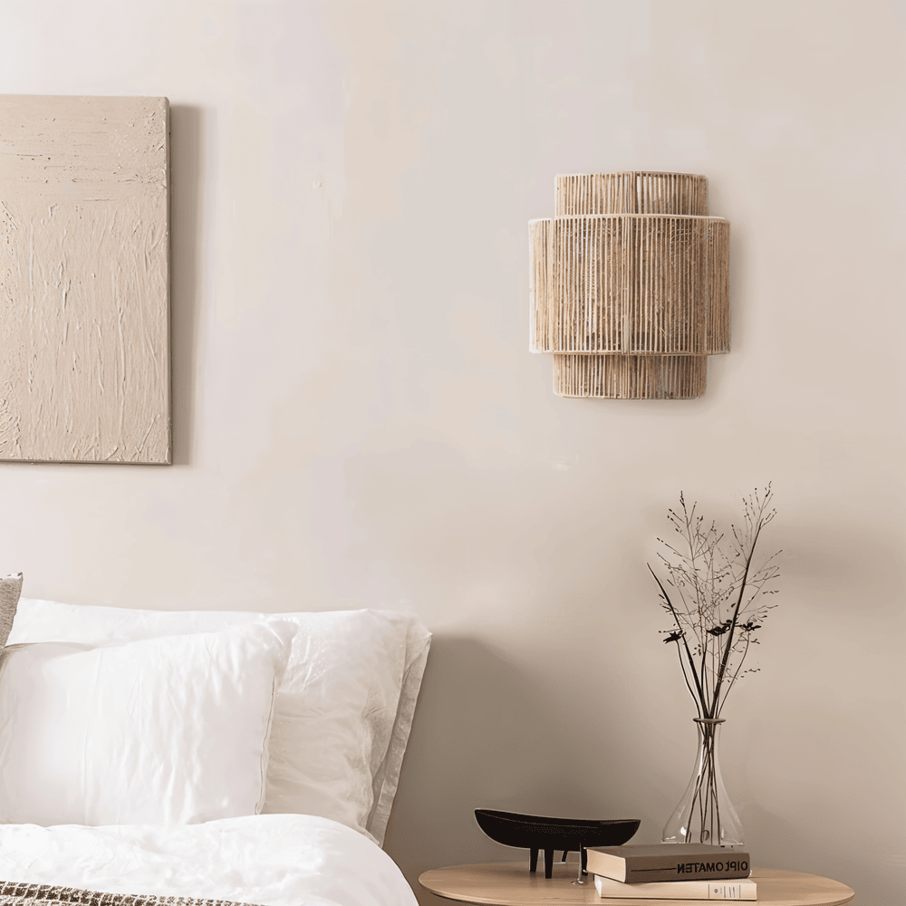 "Elegant boho hampavägglampa med rottingdetaljer, handgjord design som ger ett lugnande sken och naturlig atmosfär."
