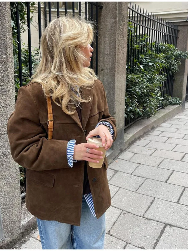 "Elegant brun mocka trenchcoat för kvinnor, lång modell med stilren design, perfekt för höst och vinter, visad framifrån."