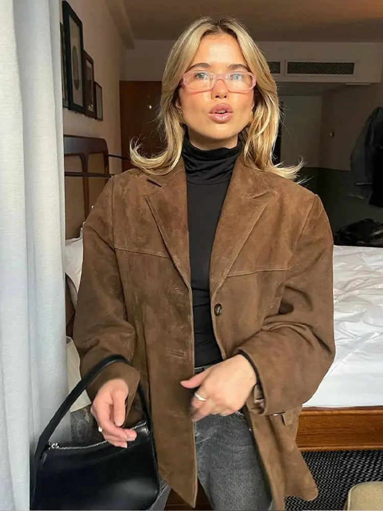 "Elegant brun mocka trenchcoat för kvinnor, lång modell med stilren design, perfekt för höst och vinter, visad framifrån."