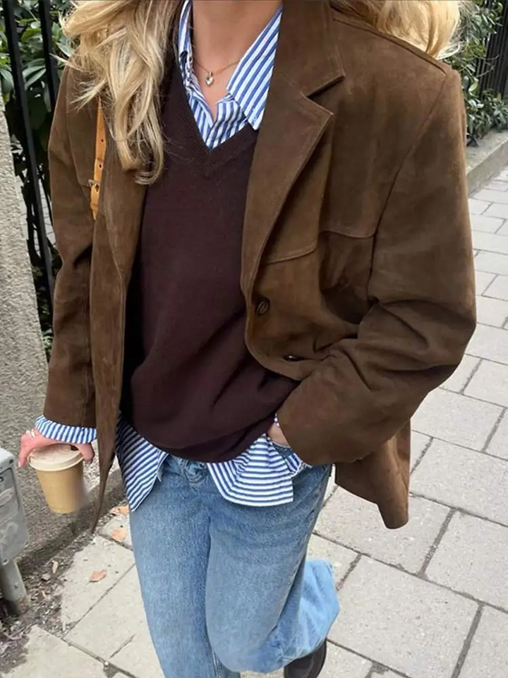 "Elegant brun mocka trenchcoat för kvinnor, lång modell med stilren design, perfekt för höst och vinter, visad framifrån."
