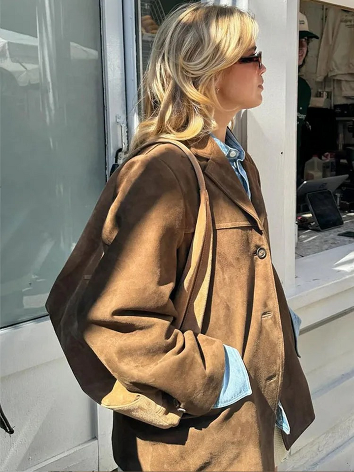 "Elegant brun mocka trenchcoat för kvinnor, lång modell med stilren design, perfekt för höst och vinter, visad framifrån."