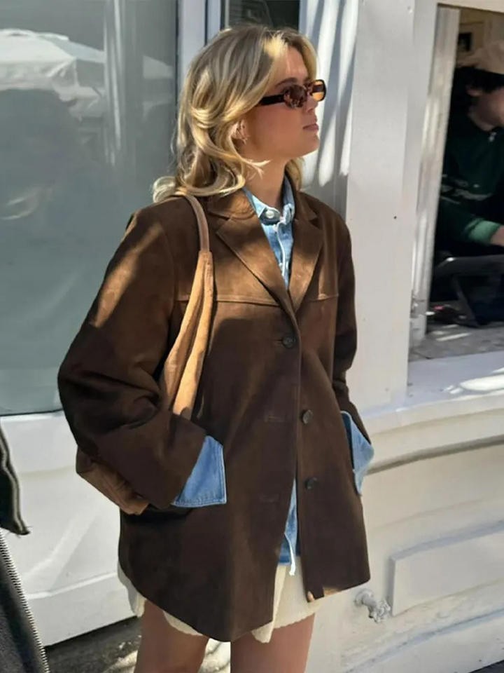 "Elegant brun mocka trenchcoat för kvinnor, lång modell med stilren design, perfekt för höst och vinter, visad framifrån."