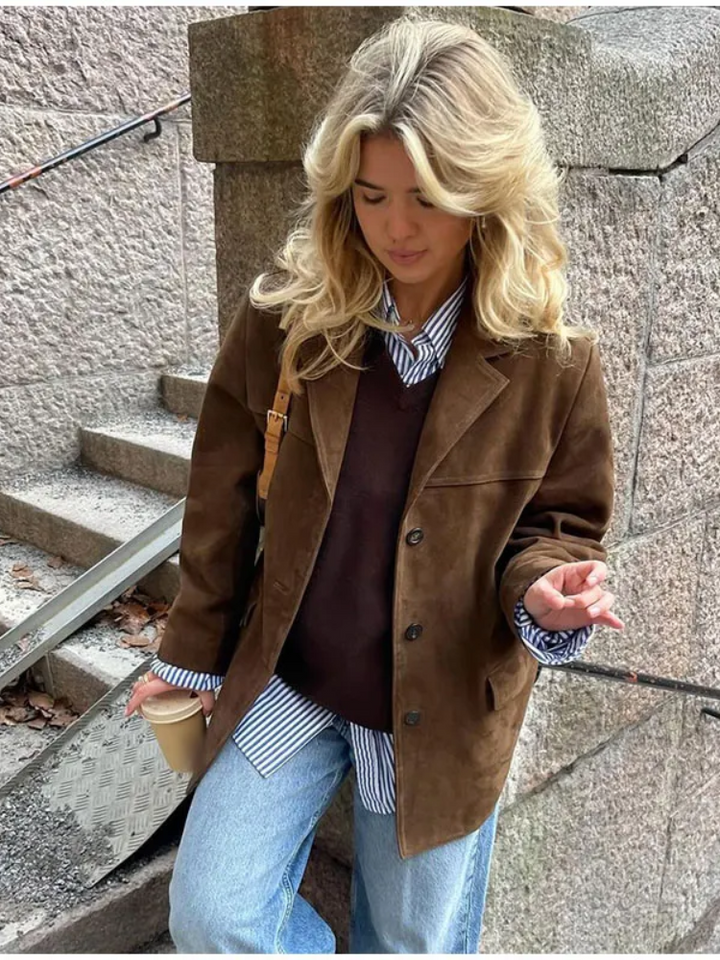 "Elegant brun mocka trenchcoat för kvinnor, lång modell med stilren design, perfekt för höst och vinter, visad framifrån."