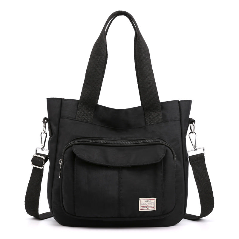 "Elegant crossbody-handväska i nylon för damer, svart och slitstark, kan bäras som axelväska, justerbar rem."