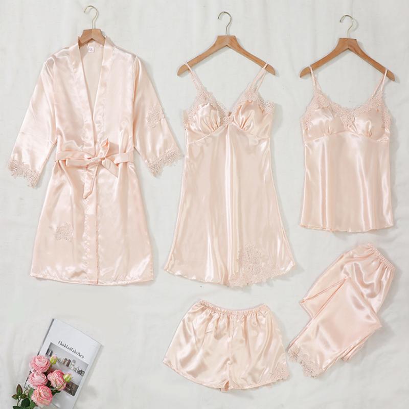 "Elegant dam pyjamas i satin, 5-delars set i olika färger: röd, blå, champagne, rosa och svart. Chic och bekväm design."