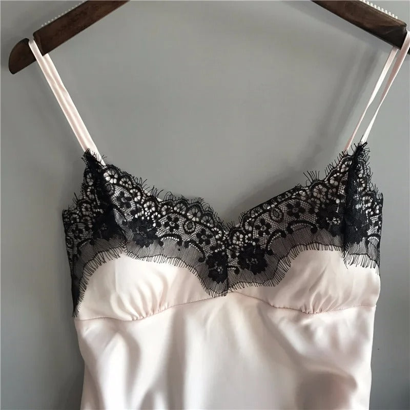 Bekväma och silkeslena damsovkläder i satin, perfekt för mysiga kvällar hemma.