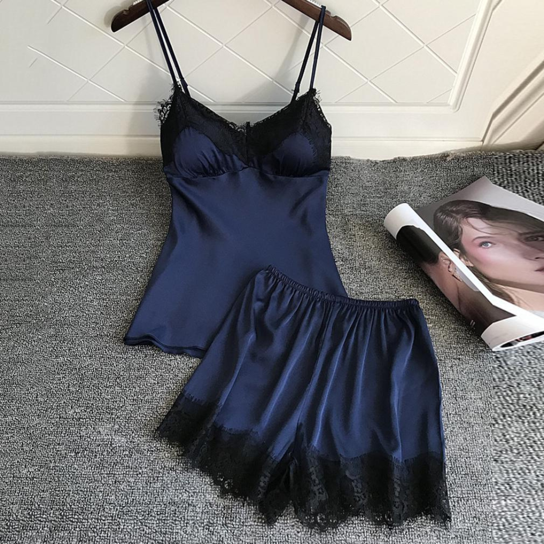 Pyjamasset för dam i satin, perfekt presenttips för den som älskar komfort och stil.