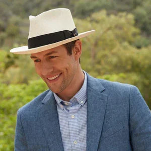 "Elegant dam solhatt med stort brätte, naturlig halm, beige/white, erbjuder utmärkt solskydd, sommaraccessoar."