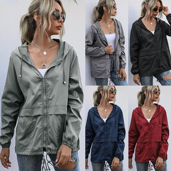 "Elegant dam sportjacka med dragkedja, vattentät huvjacka. Blå design med justerbar huva, perfekt för alla årstider."