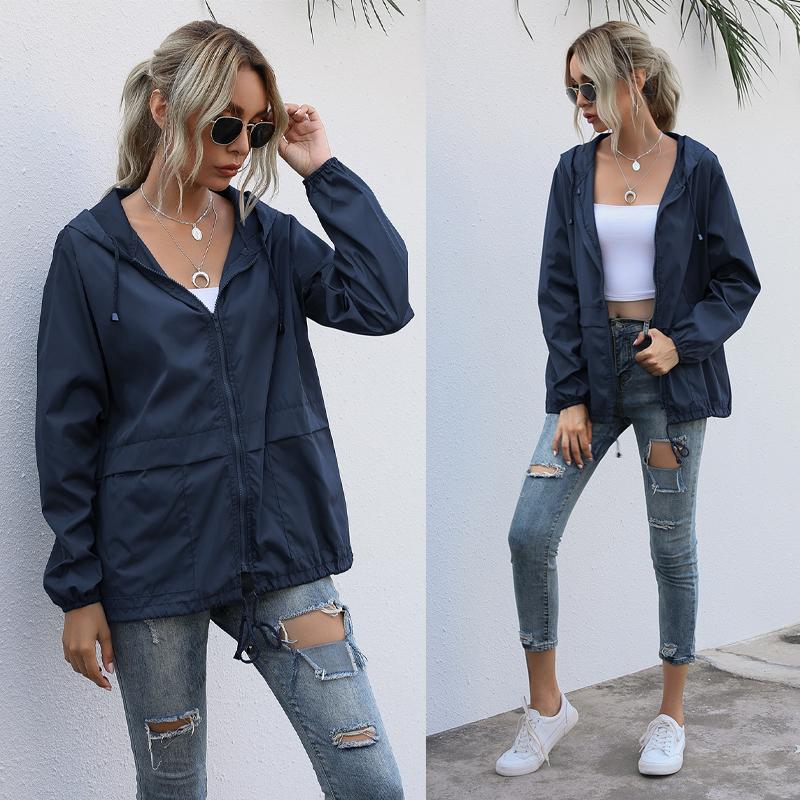 "Elegant dam sportjacka med dragkedja, vattentät huvjacka. Blå design med justerbar huva, perfekt för alla årstider."