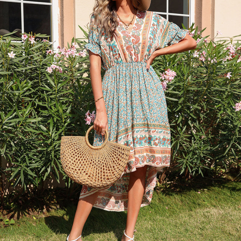 "Elegant damklänning i bomull med färgtryck, oregelbunden design och distinkt stil i vinröd, blå, grön och aprikos."